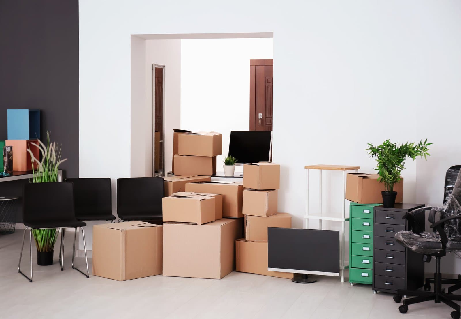 Wholesale-Office-Furniture-vs-Retail:-Cost-Comparison